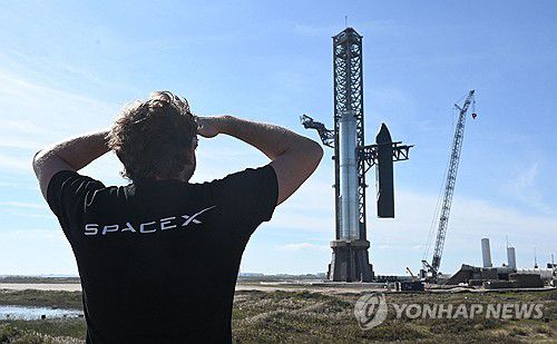 스페이스X 스타십 발사대 바라보는 한 남성[AFP=연합뉴스. 재판매 및 DB 금지]
