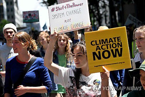 호주 기후 행동 촉구 등교 거부 시위(멜버른 AFP=연합뉴스) 17일(현지시간) 호주 멜버른에서 청소년들이 등교를 거부한 채 정부의 기후위기 대응을 촉구하는 시위를 벌이고 있다. 2023.11.17. photo@yna.co.kr