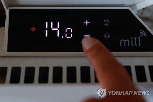 난방온도 낮추기[EPA 연합뉴스 자료사진]