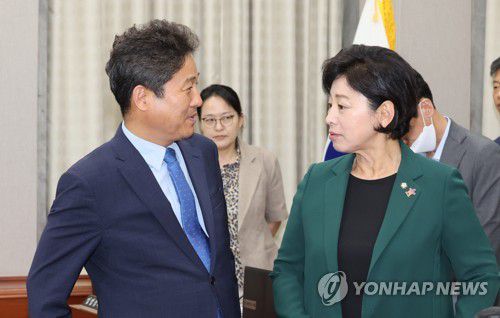 김영배 민주당 간사와 대화하는 남인순 정치개혁특별위원회 위원장(서울=연합뉴스) 하사헌 기자 = 남인순 정치개혁특별위원회 위원장이 20일 오전 서울 여의도 국회에서 열린 정치개혁특별위원회 전체회의에서 김영배 민주당 간사와 대화하고 있다. 2023.6.20 toadboy@yna.co.kr