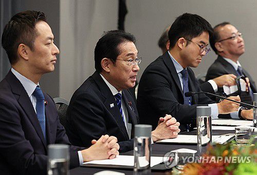 한일 정상회담 발언하는 기시다 총리(샌프란시스코=연합뉴스) 임헌정 기자 = 아시아태평양경제협력체(APEC) 정상회의 참석차 미국을 방문한 기시다 후미오 일본 총리가 16일(현지시간) 샌프란시스코 한 호텔에서 열린 윤석열 대통령과의 한일 정상회담에서 발언하고 있다. 2023.11.17 kane@yna.co.kr