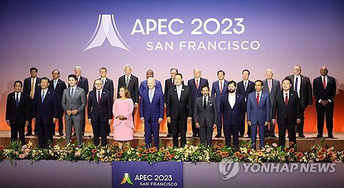 윤석열 대통령, APEC 정상들과 단체 사진촬영(샌프란시스코=연합뉴스) 진성철 기자 = 윤석열 대통령이 16일(현지시간) 미국 샌프란시스코 모스코니센터에서 열린 아시아태평양경제협력체(APEC) 정상 단체사진촬영에서 각국 정상들과 함께 기념 촬영을 하고 있다.     앞줄 오른쪽부터 윤석열 대통령, 조코 위도도 인도네시아 대통령, 가브리엘 보리치 칠레 대통령, 하사날 볼키아 브루나이 국왕, 세타 타위신 태국 총리, 조 바이든 미국 대통령, 디나 볼루아르테 페루 대통령, 앤서니 앨버니지 호주 총리, 쥐스탱 트뤼도 캐나다 총리, 시진핑 중국 국가주석, 기시다 후미오 일본 총리. 2023.11.17 zjin@yna.co.kr