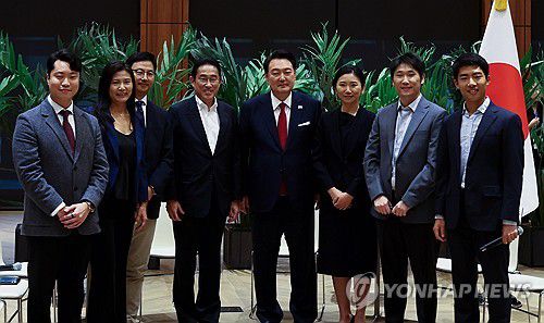 한일 스타트업 간담회 참석한 한일 정상(팰로앨토=연합뉴스) 임헌정 기자 = 아시아태평양경제협력체(APEC) 정상회의 참석차 미국을 방문 중인 윤석열 대통령과 기시다 후미오 일본 총리가 17일(현지시간) 미국 캘리포니아주 스탠퍼드대 후버연구소에서 열린 한일 스타트업 간담회에서 참석자들과 기념 촬영을 하고 있다.  2023.11.18 kane@yna.co.kr