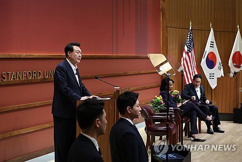 스탠퍼드대 한일 정상 좌담회 발언하는 윤석열 대통령(팰로앨토=연합뉴스) 임헌정 기자 = 아시아태평양경제협력체(APEC) 정상회의 참석차 미국을 방문 중인 윤석열 대통령이 17일(현지시간) 미국 캘리포니아주 스탠퍼드대 후버연구소에서 열린 한일 정상 좌담회에서 모두발언을 하고 있다. 2023.11.18 kane@yna.co.kr