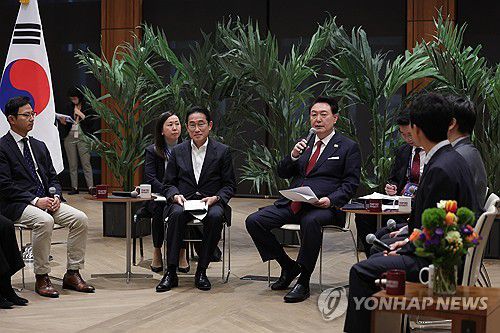 한일 스타트업 간담회 발언하는 윤석열 대통령(팰로앨토=연합뉴스) 임헌정 기자 = 아시아태평양경제협력체(APEC) 정상회의 참석차 미국을 방문 중인 윤석열 대통령이 17일(현지시간) 미국 캘리포니아주 스탠퍼드대 후버연구소에서 열린 한일 스타트업 간담회에서 발언하고 있다. 왼쪽은 기시다 후미오 일본 총리. 2023.11.18 kane@yna.co.kr