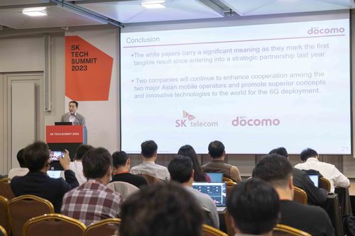 SK 테크서밋 2023에서 열린 6G 특별 세션(서울=연합뉴스) SK 테크서밋 2023 '6G 특별 세션'에서 나카무라 타케히로 NTT도코모 최고표준화책임자(CSO)가 기조연설하고 있다. 2023.11.16 [SK텔레콤 제공. 재판매 및 DB 금지]