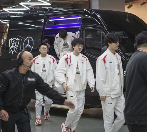 밴에서 내리는 웨이보 게이밍 선수단    (서울=연합뉴스) 김주환 기자 = 19일 2023 리그 오브 레전드(LoL) 월드 챔피언십(롤드컵) 결승전을 앞두고 중국 리그 LPL 소속 '웨이보 게이밍' 선수단이 밴에서 내려 대기실로 들어가고 있다. 2023.11.19 jujuk@yna.co.kr