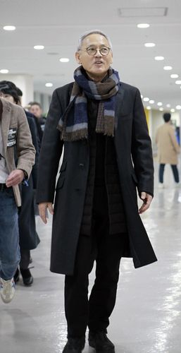 롤드컵 결승전 방문한 유인촌 문화체육관광부 장관    (서울=연합뉴스) 김주환 기자 = 유인촌 문화체육관광부 장관이 19일 2023 리그 오브 레전드(LoL) 월드 챔피언십(롤드컵) 결승전이 열린 서울 구로구 고척 스카이돔을 찾아 취재진에게 인사하고 있다. 2023.11.19 jujuk@yna.co.kr