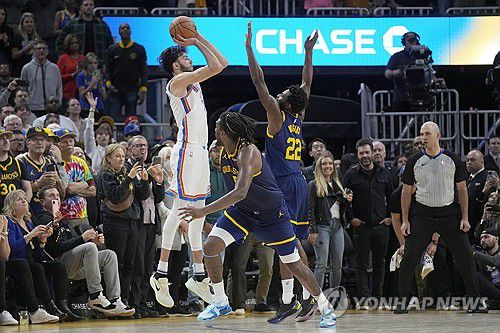 연장행 3점슛을 던지는 쳇 홈그렌[AP=연합뉴스]