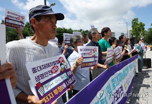 '일터에서 다시는 죽지 않게'(서울=연합뉴스) 이지은 기자 =  5일 오전 서울 용산구 대통령실 앞에서 열린 생명안전 후퇴 및 중대재해처벌법 개악저지 공동행동 출범 기자회견에서 참가자가 손팻말을 들고 있다. 2023.7.5 jieunlee@yna.co.kr