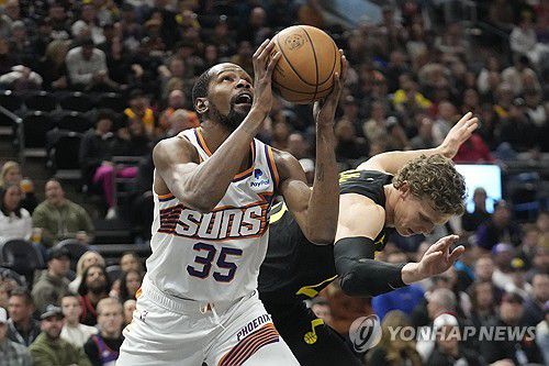 경합한 듀랜트(왼쪽)와 마카넨(오른쪽)[AP=연합뉴스]