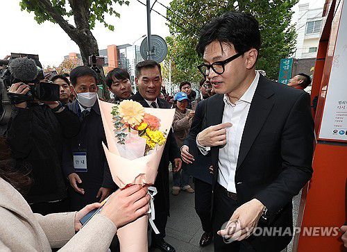 꽃다발 받는 한동훈 장관(대구=연합뉴스) 윤관식 기자 = 한동훈 법무부 장관이 17일 대구 수성구 스마일센터 방문 중 한 시민에게 꽃다발을 받고 있다. 2023.11.17 psik@yna.co.kr