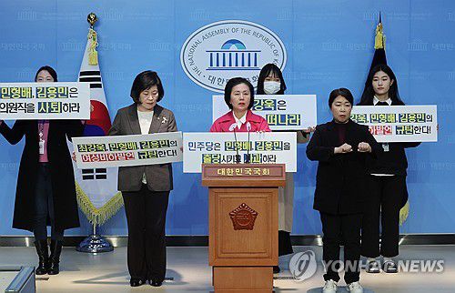 국민의힘 여성 의원들, 최강욱 전 의원의 '설치는 암컷' 발언 규탄(서울=연합뉴스) 이정훈 기자 = 국민의힘 김영선·정경희 의원이 21일 국회 소통관에서 기자회견을 열고 최강욱 전 의원의 '설치는 암컷' 발언을 규탄하고 있다. 2023.11.21 uwg806@yna.co.kr