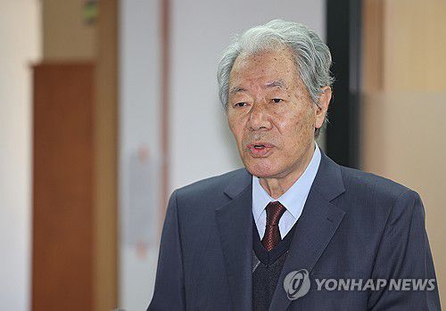 이경재 변호사, 최서원(개명 전 최순실)씨 석방 촉구(서울=연합뉴스) 박동주 기자 = 22일 오후 서울 서초구 법무법인 동북아 사무실에서 이경재 변호사가 최서원(개명 전 최순실)씨의 석방을 촉구하는 기자간담회를 하고 있다. 2023.11.22 pdj6635@yna.co.kr