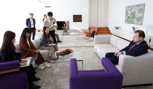 게오르그 슈미트 주한 독일대사 인터뷰(서울=연합뉴스) 배재만 기자 = 게오르그 슈미트 주한 독일대사가 21일 서울 성북구 주한독일 대사관저에서 연합뉴스와 단독 인터뷰를 하고 있다. 2023.11.23