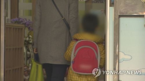 아동과 학부모 [연합뉴스TV 자료사진]