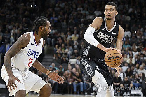 커와이 레너드(왼쪽)[AP=연합뉴스]
