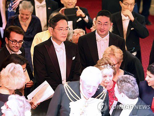 런던금융특구 시장 주최 만찬 참석한 이재용-구광모(런던=연합뉴스) 임헌정 기자 = 이재용 삼성전자 회장과 구광모 LG그룹 회장이 22일(현지시간) 영국 런던 금융특구 길드홀에서 열린 런던금융특구 시장 주최 만찬에 참석하고 있다. 2023.11.23 kane@yna.co.kr