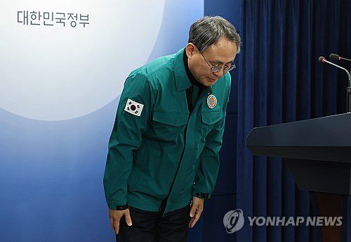 행정전산서비스 장애 사과하는 고기동 차관(서울=연합뉴스) 서대연 기자 = 지방행정전산서비스 장애 대책 본부장인 고기동 행정안전부 차관이 19일 오후 서울 종로구 정부서울청사에서 지방행정전산서비스 정상화 관련 브리핑에 앞서 사과인사를 하고 있다. 2023.11.19 dwise@yna.co.kr
