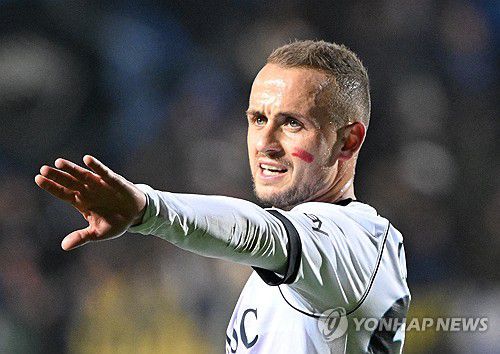 폭력에 대한 레드카드 캠페인에 동참한 나폴리 미드필더 로보트카[로이터=연합뉴스]