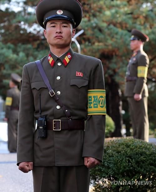JSA 비무장화 조치 이후 북한군 근무 장면  (판문점=연합뉴스) 2018년 10월 26일 남북장성급회담이 열린 판문점에서 북측 군인이 '판문점 민사경찰 27'이라고 쓴 완장을 차고 경비를 서고 있다.      10월 25일 완료한 판문점 공동경비구역(JSA)의 비무장화 전에는 북측 군은 완장이 없었으며 남측은 검은색 바탕의 '헌병'완장을 착용했었다. 2018.10.28 [사진공동취재단]