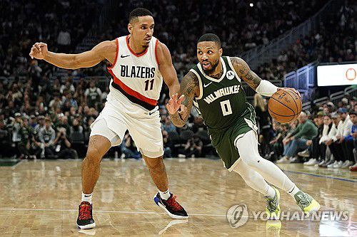 '친정' 포틀랜드와 경기에 나선 밀워키 릴러드(오른쪽)[AP=연합뉴스]