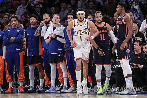 뉴욕 벤치 앞에서 종료 1초전 3점슛을 터뜨린 피닉스 부커(1번)[로이터=연합뉴스] Mandatory Credit: Wendell Cruz-USA TODAY Sports