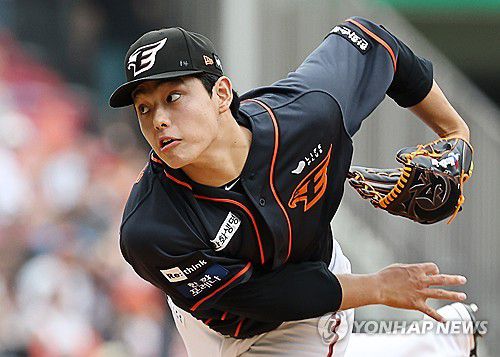 문동주 ‘역투’(서울=연합뉴스) 윤동진 기자 = 3일 잠실야구장에서 열린 2023 KBO리그 한화 이글스 대 LG 트윈스 경기. 3회 말 한화 선발투수 문동주가 역투하고 있다. 2023.9.3 mon@yna.co.kr