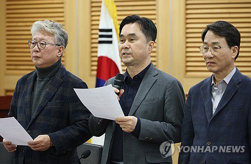 '원칙과 상식', 선거제 관련 성명 발표(서울=연합뉴스) 신준희 기자 = 더불어민주당 조응천(왼쪽부터), 김종민, 이원욱 의원이 26일 국회에서 연 '원칙과 상식, 전문가에게 듣는다' 세미나 시작 전 선거제 관련 성명을 발표하고 있다. 2023.11.26 hama@yna.co.kr