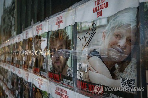 예루살렘에 붙어 있는 이스라엘 인질 사진(예루살렘 신화=연합뉴스) 팔레스타인 무장 정파 하마스가 가자지구로 납치해간 이스라엘인 인질들의 포스터가 27일(현지시간) 이스라엘 예루살렘에 붙어 있다. 하마스는 이스라엘과의 합의에 따라 일시 휴전 첫날인 지난 24일부터 이날까지 이스라엘 인질 총 50명을 풀어줬다. 2023.11.28 besthope@yna.co.kr