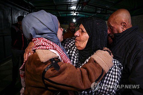 석방된 팔레스타인 수감자가 어머니와 만나고 있다. [AFP=연합뉴스]