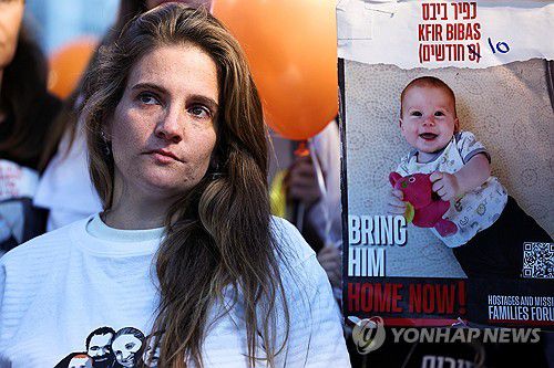팔레스타인 무장정파 하마스에 억류된 최연소 인질 크피르 비바스(우측 사진)[로이터 연합뉴스 자료사진. 재판매 및 DB 금지]
