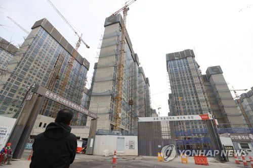 올림픽파크 포레온 (서울=연합뉴스) 류효림 기자 = 8일 서울 강동구 둔촌주공 재건축 아파트인 '올림픽파크 포레온'의 무순위 청약(일명 '줍줍')이 시행된다. 사진은 이날 둔촌주공 재건축 현장 모습. 2023.3.8 ryousanta@yna.co.kr