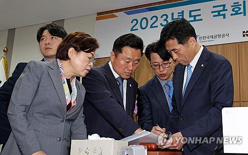 여야 간사와 대화 나누는 김민기 위원장(영종도=연합뉴스) 김민기 국회 국토교통위원회 위원장이 25일 오전 인천 중구 인천국제공항공사 청사에서 국정감사에 앞서 김정재 여당 간사, 최인호 야당 간사와 대화를 나누고 있다. 2023.10.25 [공항사진기자단] photo@yna.co.kr