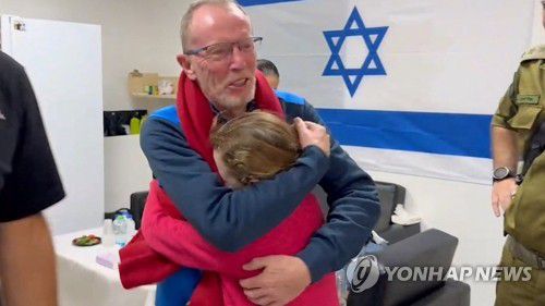 아버지와 재회한 이스라엘 소녀 인질(이스라엘 로이터=연합뉴스) 팔레스타인 무장 정파 하마스에 납치됐던 이스라엘 소녀 에밀리 핸드가 26일(현지시간) 이스라엘의 모처에서 아버지와 재회하고 있다. 이스라엘과 하마스의 2차 인질·수감자 맞교환이 실시됨에 따라 에밀리를 비롯한 이스라엘 인질 13명이 석방됐다. [이스라엘군(IDF) 제공 영상 캡처] 2023.11.26 besthope@yna.co.kr