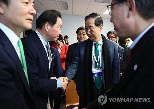 부산, 2030 세계박람회 유치 아쉬운 실패(파리=연합뉴스) 황광모 기자 = 한덕수 국무총리와 최태원 대한상의 회장이 28일 오후(현지시간) 프랑스 파리 외곽 팔레 데 콩그레에서 열린 제173차 국제박람회기구(BIE) 총회에서 2030년 세계박람회 개최지 투표 결과 부산이 탈락하자 아쉬워하며 서로 격려하고 있다 2023.11.29 hkmpooh@yna.co.kr