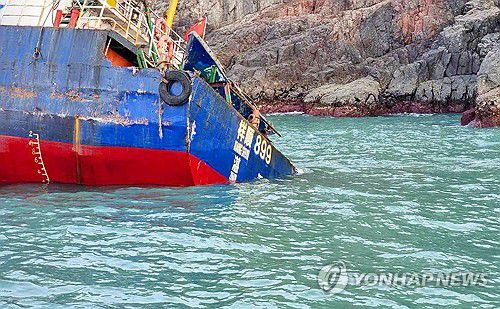 신안 해상서 좌초된 중국 화물선(신안=연합뉴스) 29일 오전 전남 신안군 가거도 인근 해상에 200t급 중국 화물선이 좌초돼 있다. 2023.11.29 [독자 제공. 재판매 및 DB 금지] daum@yna.co.kr