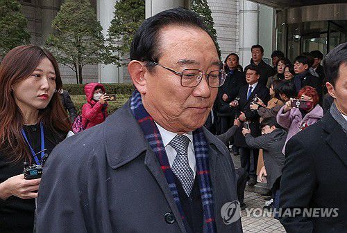 법정 나서는 송철호 전 울산시장(서울=연합뉴스) 서명곤 기자 = 문재인 정부 청와대의 '울산시장 선거 개입 의혹'으로 기소된 송철호 전 울산시장이 29일 오후 서울 서초구 서울중앙지법에서 열린 선고공판을 마친 뒤 법정을 나서고 있다. 서울중앙지법 형사합의21-3부(김미경 허경무 김정곤 부장판사)는 이날 선고공판에서 공직선거법 위반 혐의로 기소된 송 전 시장에게 징역 3년을 선고했다.  2023.11.29 [공동취재] seephoto@yna.co.kr