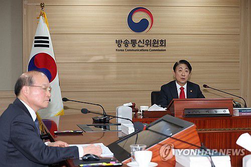 방통위, 을지학원 연합뉴스TV 최대주주 변경신청 '불승인'(과천=연합뉴스) 김주성 기자 = 이동관 방송통신위원장이 29일 오후 정부과천청사 방통위 회의실에서 열린 2023년 제44차 회의를 주재하고 있다.      이날 방통위는 을지학원의 연합뉴스TV 최다액출자자 변경 신청 건을 보류했다. 2023.11.29 utzza@yna.co.kr