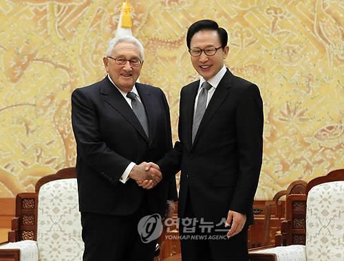 2010년 3월 청와대에서 키신저 전 미 국무장관 만난 이명박 당시 대통령 [연합뉴스 자료사진]