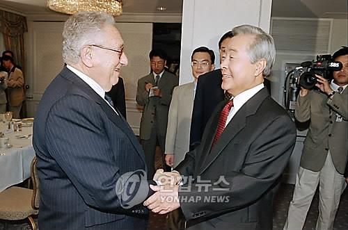 1997년 6월 뉴욕서 키신저 전 미 국무장관과 악수하는 김영삼 당시 대통령 [연합뉴스 자료사진]