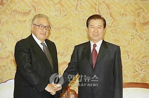 1999년 청와대에서 키신저 전 미 국무장관 만난 김대중 당시 대통령[연합뉴스 자료사진]