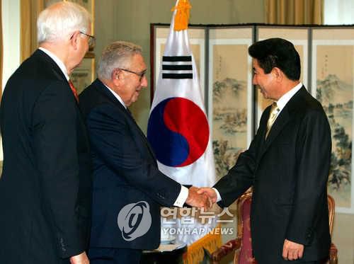 2005년 청와대서 키신저 전 미 국무장관과 만난 노무현 당시 대통령[연합뉴스 자료사진]