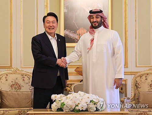 빈 살만 사우디 왕세자와 환담하는 윤 대통령(리야드=연합뉴스) 임헌정 기자 = 윤석열 대통령이 24일(현지시간) 사우디아라비아 리야드 영빈관을 방문한 빈 살만 사우디 왕세자와 기념촬영을 하고 있다. 윤 대통령과 빈 살만 왕세자는 환담 후 미래 투자 이니셔티브 포럼 대담 행사장으로 함께 이동했다. 2023.10.24 [공동취재] kane@yna.co.kr