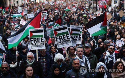 주말 런던 도심서 팔레스타인 지지 대규모 행진(런던 EPA=연합뉴스) 11일(현지시간) 영국 런던에서 대규모 친팔레스타인 시위대가 거리로 나온 모습이다. 경찰 추산 30여만명 규모의 시위대는 이날 가자 지구 휴전을 요구하며 미국 대사관을 향해 행진했다. danh2023@yna.co.kr