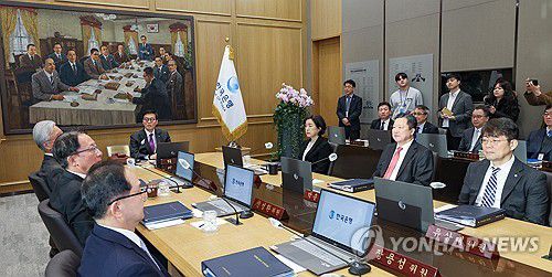 금융통화위원회 주재하는 이창용 총재(서울=연합뉴스) 이창용 한국은행 총재가 30일 서울 중구 한국은행에서 열린 금융통화위원회 통화정책방향 결정회의를 주재하고 있다. 2023.11.30 [사진공동취재단] photo@yna.co.kr