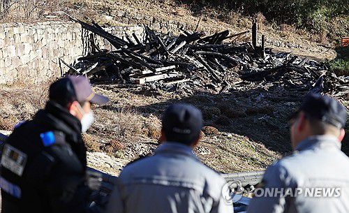 칠장사 화재 현장 출입 통제(안성=연합뉴스) 홍기원 기자 = 30일 오전 경기도 안성시 칠장사 요사채 화재 현장 출입을 경찰이 통제하고 있다.     이 화재로 조계종 총무원장을 지낸 자승스님이 입적했다. 2023.11.30 xanadu@yna.co.kr