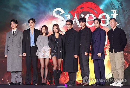 시즌2로 돌아온 넷플릭스 '스위트홈'(서울=연합뉴스) 이재희 기자 = 30일 오전 서울 성동구 에스팩토리에서 열린 넷플릭스 드라마 '스위트홈2' 제작발표회에서 배우 김무열(왼쪽부터), 송강, 고민시, 이시영, 이응복 감독, 배우 이진욱, 진영, 유오성이 포즈를 취하고 있다. 2023.11.30 scape@yna.co.kr