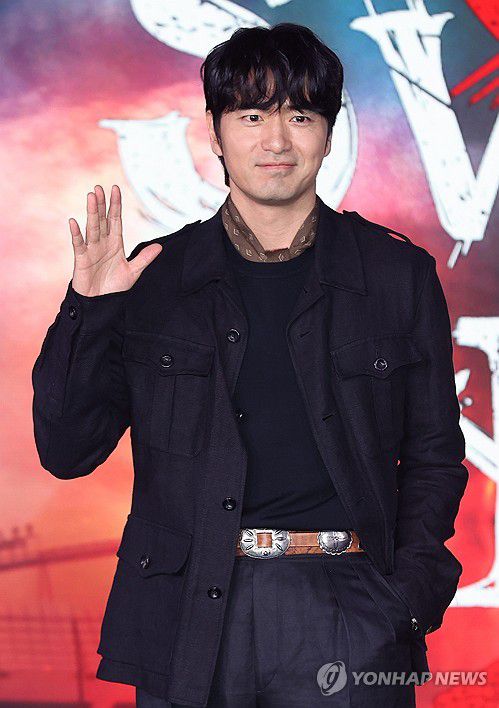 이진욱, '스위트홈' 시즌2에도 출연(서울=연합뉴스) 이재희 기자 = 배우 이진욱이 30일 오전 서울 성동구 에스팩토리에서 열린 넷플릭스 드라마 '스위트홈2' 제작발표회에서 포즈를 취하고 있다. 2023.11.30 scape@yna.co.kr