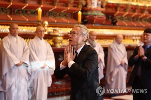 자승스님 분향소 찾은 유인촌 장관(서울=연합뉴스) 류영석 기자 = 유인촌 문화체육관광부 장관이 30일 서울 조계사 대웅전에 마련된 자승스님 분향소를 찾아 고인을 추모하며 합장하고 있다.     대한불교조계종 총무원장을 지냈던 자승스님은 전날 경기 안성시 죽산면 칠장사에서 화재로 입적했다. 2023.11.30 ondol@yna.co.kr